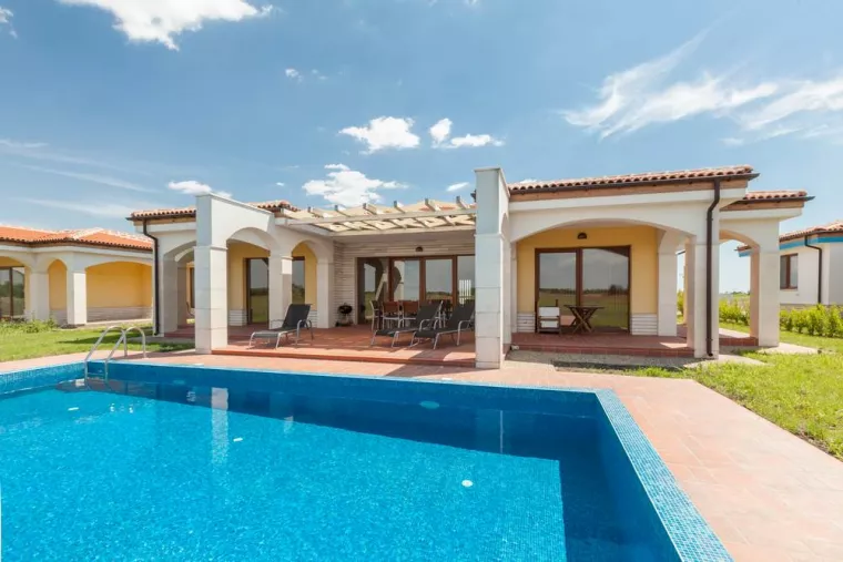 Professionnel pour gestion d'une villa avec piscine en location courte durée avec remise de clés, Porto-Vecchio, Private Service 2A